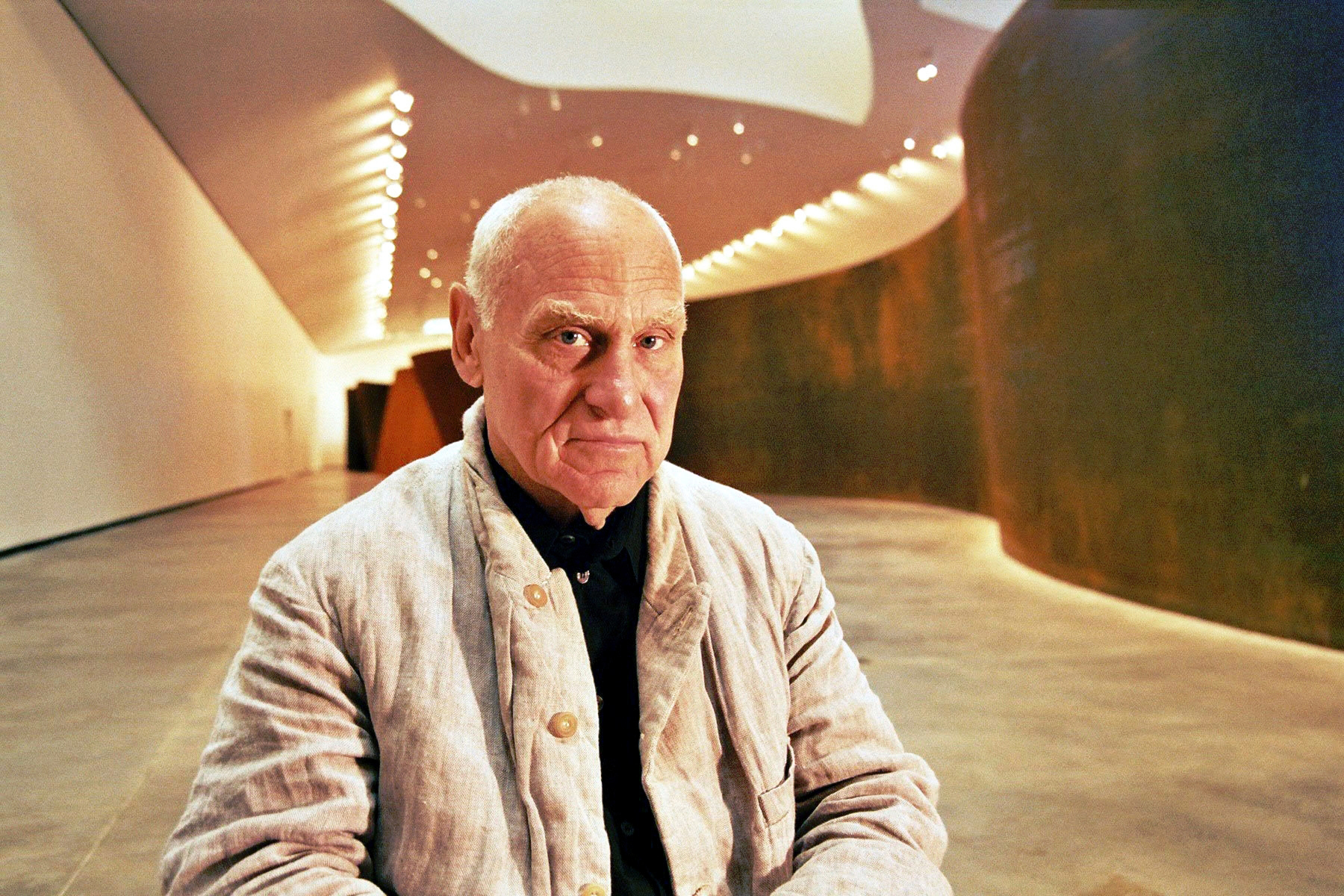 Richard Serra in front of his installation THE MATTER OF TIME at the Guggenheim Museum, Bilbao (Photo: ZDF/Maria Anna Tappeiner)