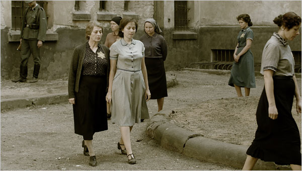 In an reenactment, Meri Roth, right, as Hannah Senesh, & Marcela Nohynkova as her mother Catherine (Photo: Balcony Releasing)