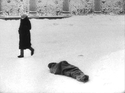 A frozen body and a passerby during the
900-day siege of Leningrad
Photo: First Run/Icarus Films