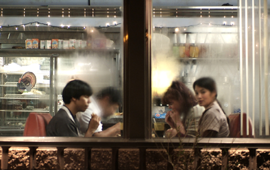 Jorge (Octavio G�mez Berr�os), far right
Amy (Eugenia Yuan), far left
Photo: International Film Circuit
