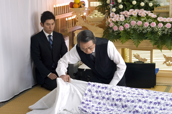 Mashiro Motoki, left, & Tsutomu Yamazaki in DEPARTURES (Photo: Regent Releasing)