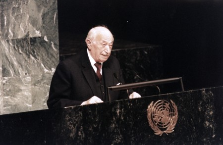 Simon Wiesenthal addressing the
United Nations, 1995
Photo: Luminous Velocity Releasing