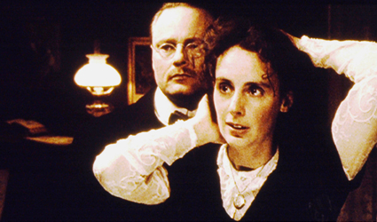  Lasse Almeback as Carl Jung &
Eva Osterberg as his first patient, Sabina Spielrein
Photo: Facts Multi Media