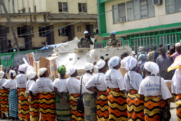 A protest in front of a UN envoy in PRAY THE DEVIL BACK TO HELL (Photo: Pewee Flomoku)